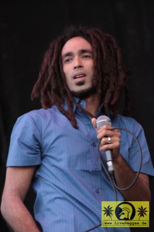 Sebastian Sturm (D) and The Jin Jin Band 15. Chiemsee Reggae Festival - Übersee - Main Stage 14. August 2009 (3).JPG